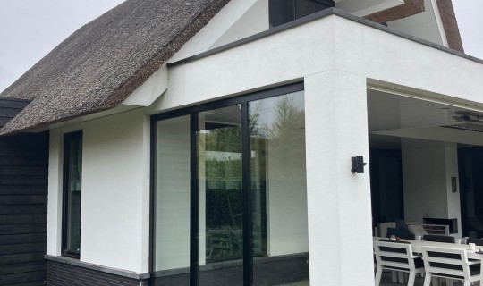 Grote zwarte aluminium kozijn geplaatst