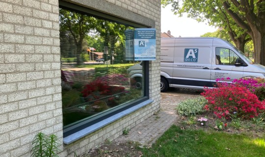 Woning in Rijen voorzien van kunststof kozijnen, muur uitgezaagd zodat er openslaande tuindeuren geplaatst kunnen worden, natuursteen waterslagen en binnen vensterbanken 