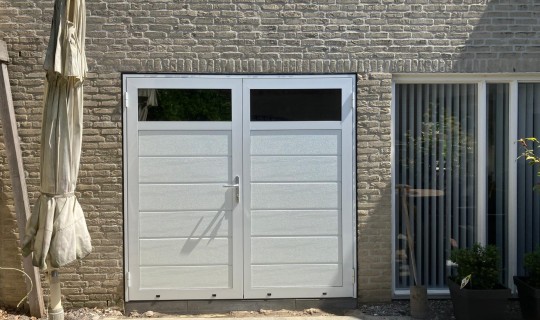 Openslaande garage deuren geplaatst (incl. uitzagen van een muur)