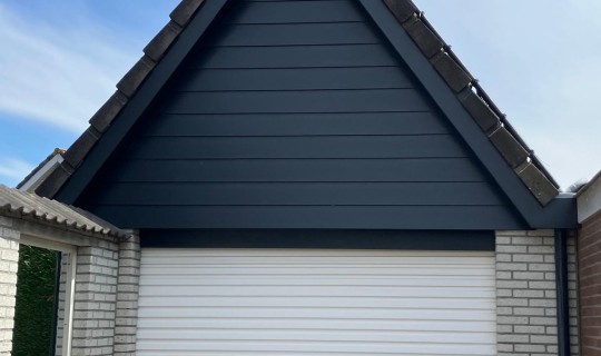 Schuur in Dorst voorzien van nieuwe Keralit delen 