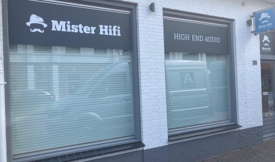 Rolluiken geplaatst in een winkel 
