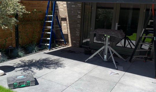 Kubistisch terrasscherm gemonteerd in Oosterhout