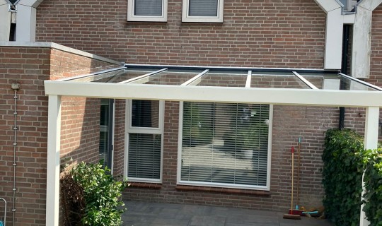 Overkapping met glazen platen geplaatst in Oosterhout