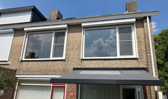 Terrasscherm en kunststof kozijnen geplaatst in Oosterhout