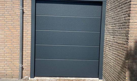 extra hoge sectioniaal deur geplaatst