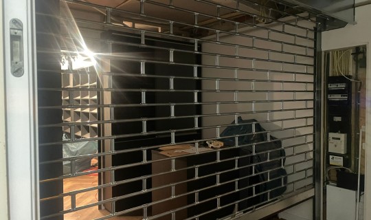 Stevig winkel rolluik geplaatst