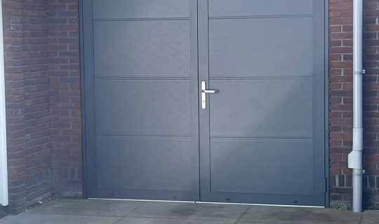 Dubbele openslaande garagedeuren geplaatst in Oosterhout 