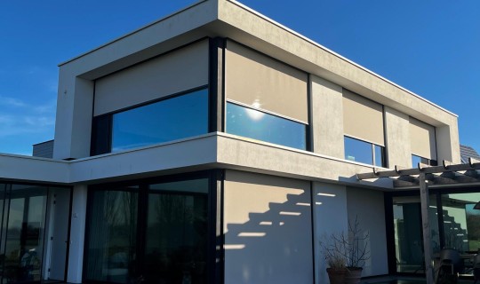 grote elektrische screens gemonteerd in Oosterhout