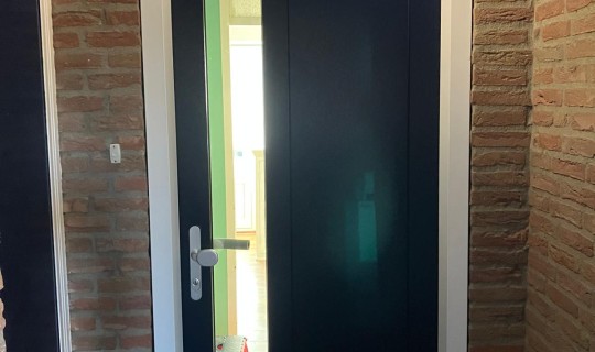 3 deuren geplaatst bij een appartement in Breda