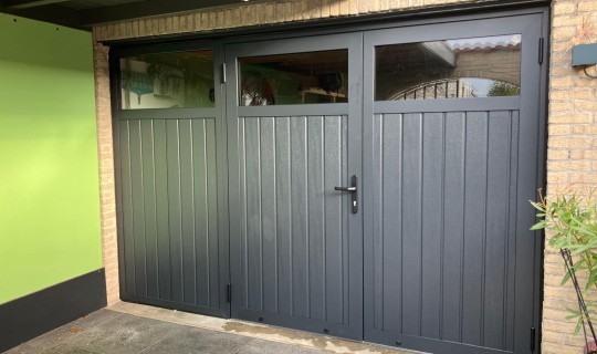 Mooie dubbele garage deuren met extra paneel gemonteerd in Oosterhout 