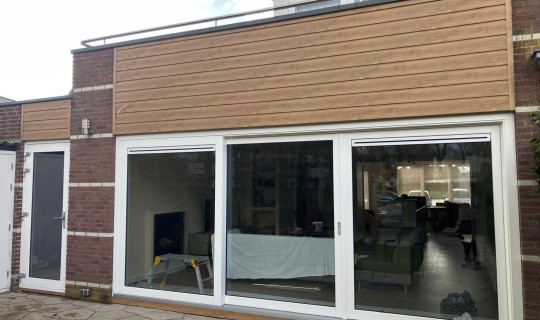 Woning voor zien van een kunststof schuifpui, kunststof kozijnen (DEUR) en keralit vervangen