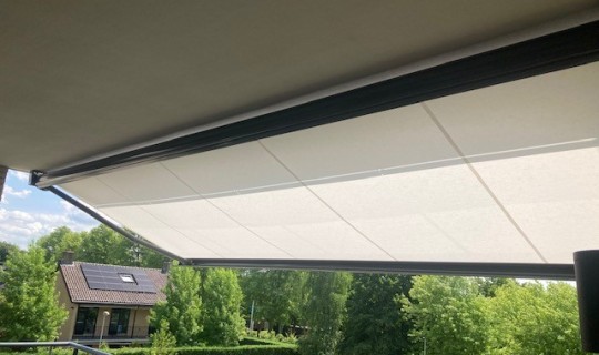 Op de vierde verdieping een groot terrasscherm geplaatst