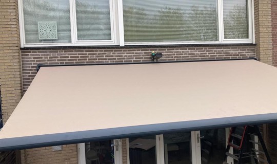 Een terrasscherm met windsensor geplaatst